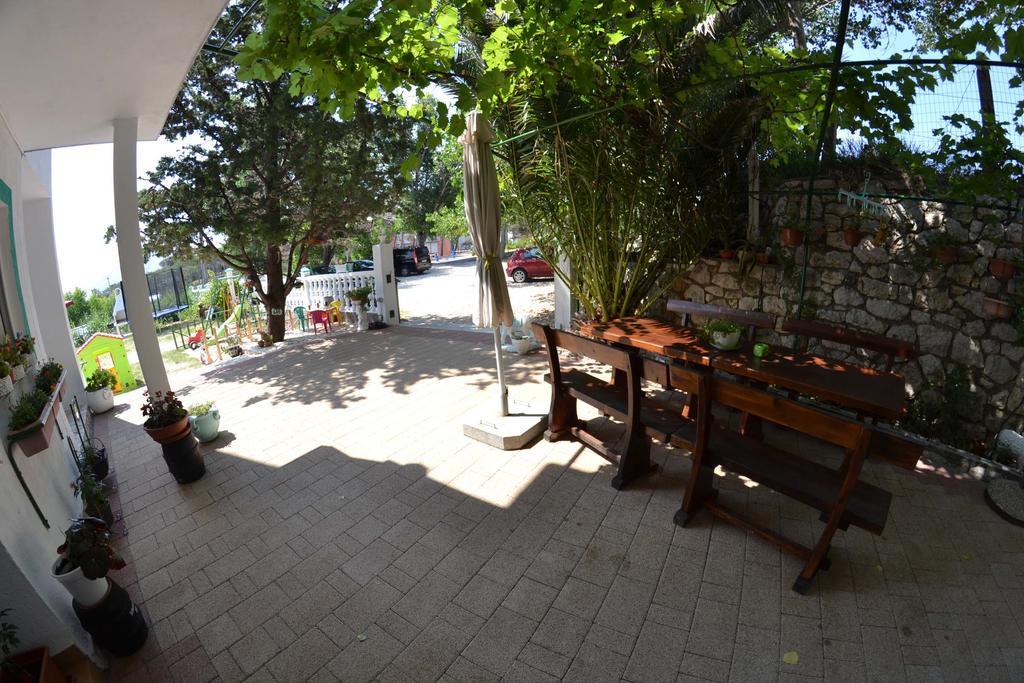 Apartmani Jenny i Tania Lopar Bagian luar foto
